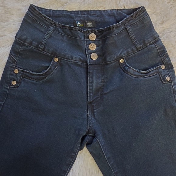 HIGH WAIST DARK WASH BOOTY POPPING DENIM CAPRIS - Picture 2 of 13